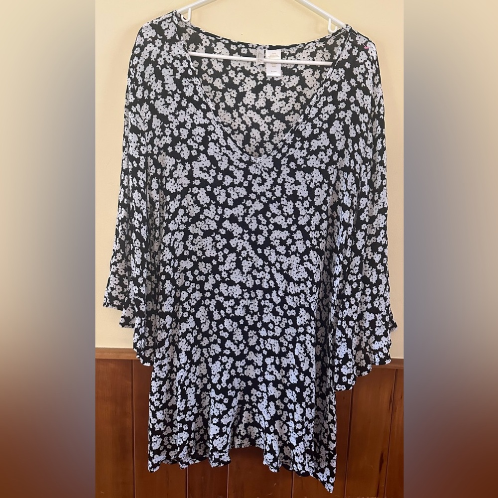 ANNE COLE size MEDIUM black & white floral 3/4 length V-neck blouse.